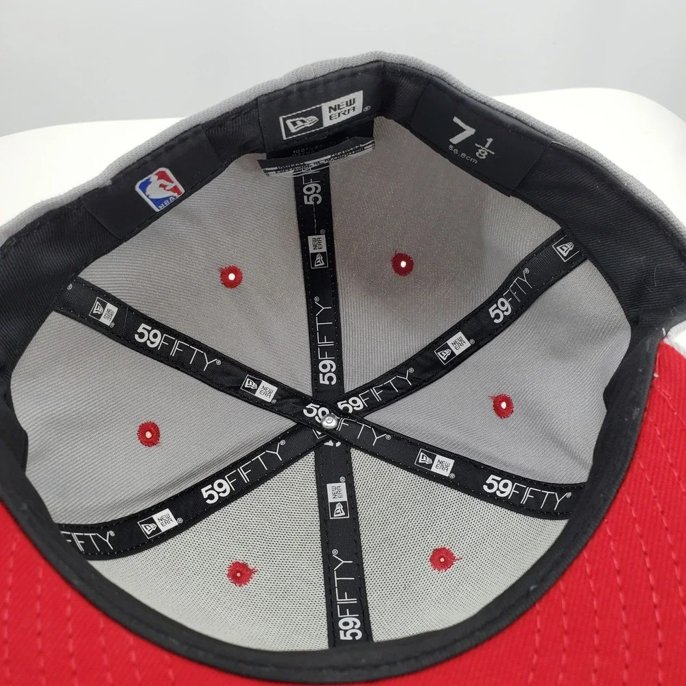 New Era 59FIFTY Chicago Bulls NBA Fitted Hat Grey Red Size 7 1/8 Flat Brim Cap
